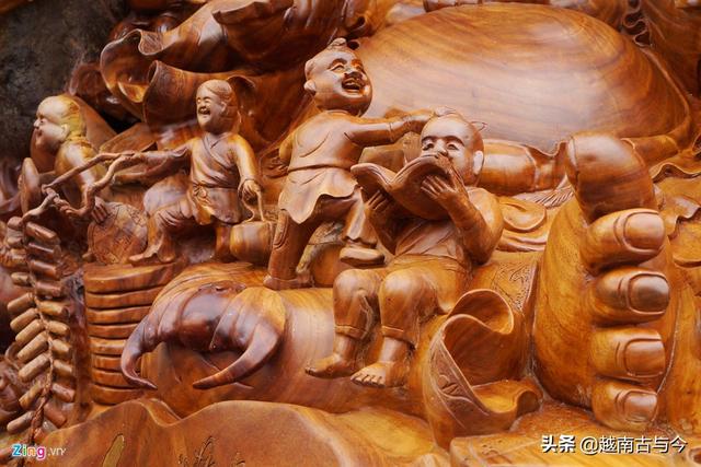 越南农民集市出售珍稀百年沉香木木雕，出价高达12亿元越南盾