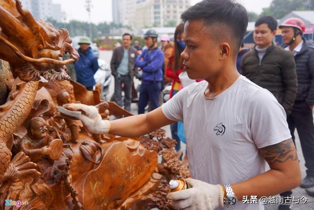 越南农民集市出售珍稀百年沉香木木雕，出价高达12亿元越南盾